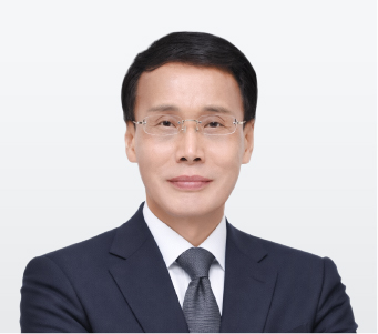 340x330_박성호 Professional headshot of a man in a navy suit and gray tie, looking at the camera.