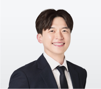 340x330_엄세웅 Professional headshot of a smiling man in a navy suit and white shirt against a light gradient background.