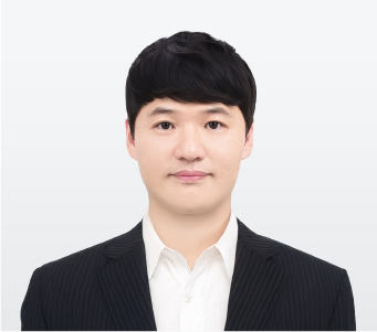 340x330_유성식 Portrait of a person in a dark pinstripe suit and white shirt looking at the camera with a neutral background to suggest a professional headshot.