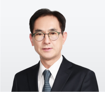 340x330_이기영 Professional headshot of a middle-aged man in a dark suit and glasses, looking at the camera.